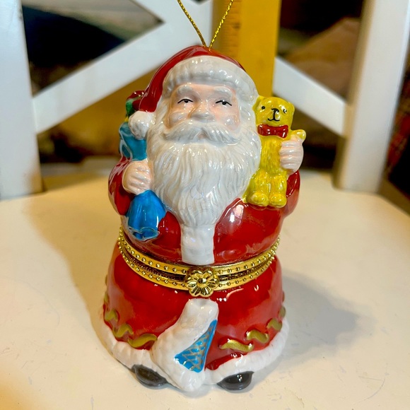 Porcelain Music Box Animated Wind Up Motion
Santa & teddy🧸
#B-100 - Picture 1 of 4